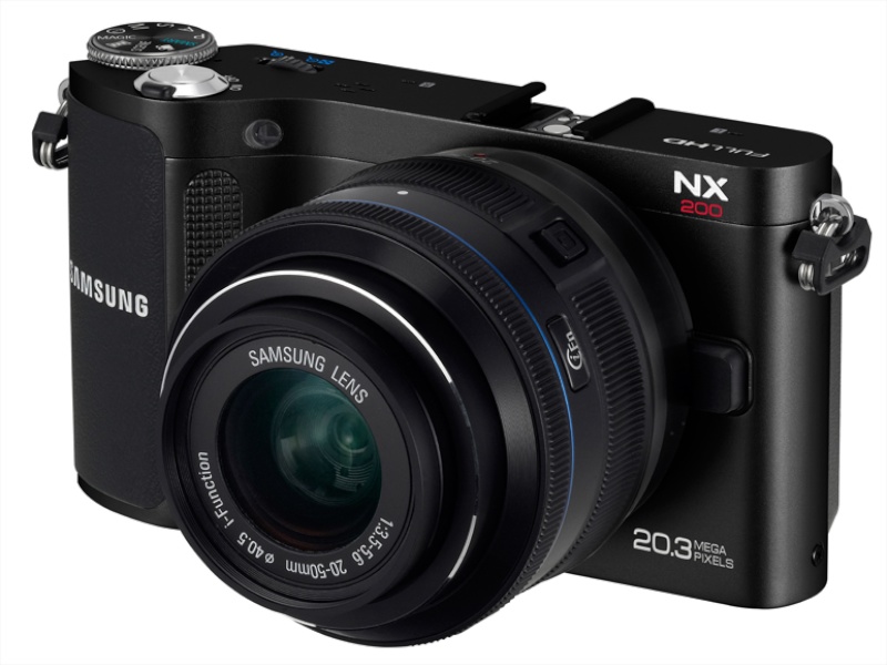 <b>こちらもキットレンズのひとつ、20-50mmを装着した状態。販売国によってキットレンズが異なるという</b>