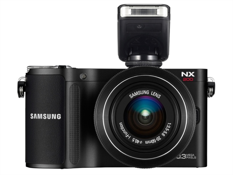 <b>同梱のストロボ「SEF8A」を装着した状態</b>