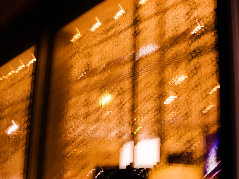 <b>ブレ写真は、画面内に発光しているものがあるとキレイだ</b>