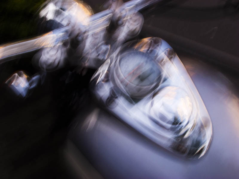 <b>金属のキラメキも、ブレるとラインになってキレイ</b>