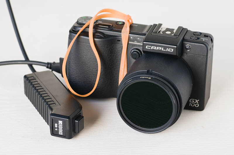 <b>これがゴムブレカメラの初号機だ。3mm幅の輪ゴム2本でカメラを吊り下げている。シャッターはケーブルレリーズを使って切る</b>