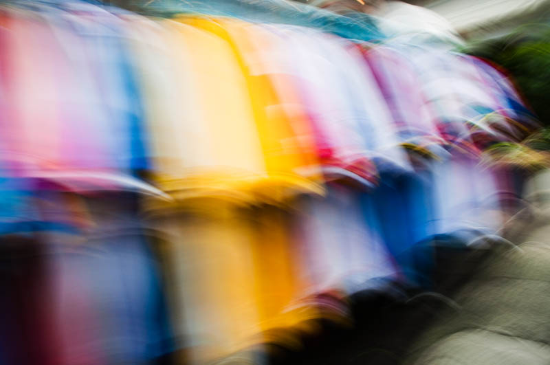 <b>ニコン「D5000」にて撮影。シャッタースピード1/8秒。ショップの店頭にカラフルなTシャツが吊り下げられているところ</b>