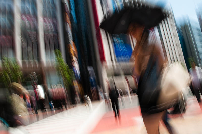 <b>渋谷の丸井前の交差点にて。東京を歩いている人は変なおじさんが撮影をしていても無視してくれる</b>