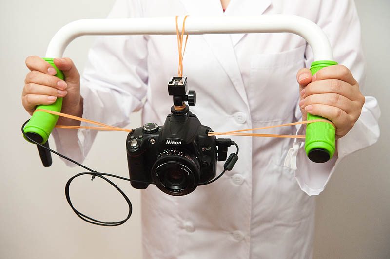 <b>これが最新の「手ブレ増幅装置」。持ち手を自転車のハンドルに替え、自転車用のグリップも装着。グリップ感が200％向上し（当社比）、カッコよくなったと評判</b>