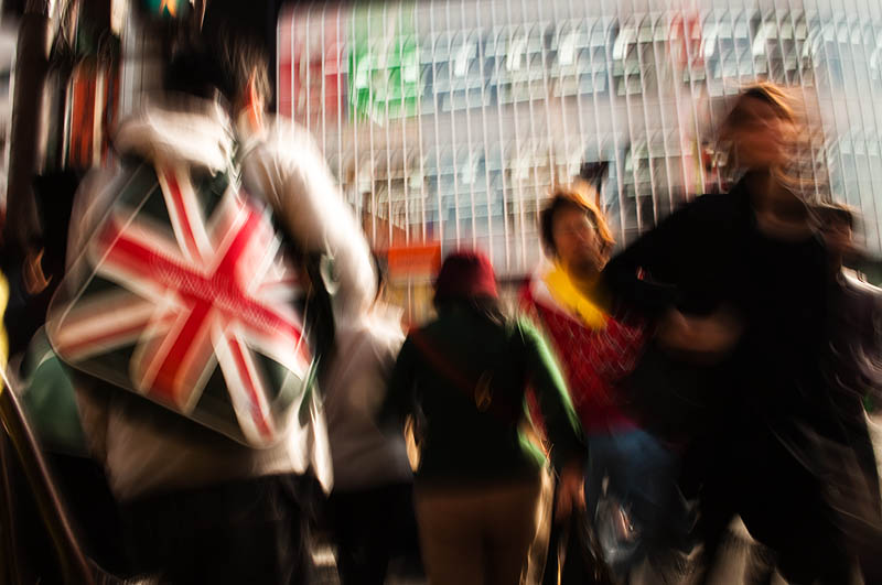 <b>街中でのストリートスナップ。顔がよく分からないので、肖像権の問題で訴えられることもない。この作戦はいいんじゃない?</b>