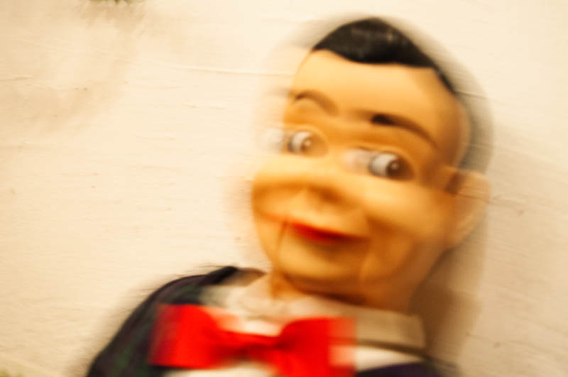 <b>手ブレ増幅装置で撮影してもらって喜んでいる人形。そんなことはないですね、失礼しました</b>