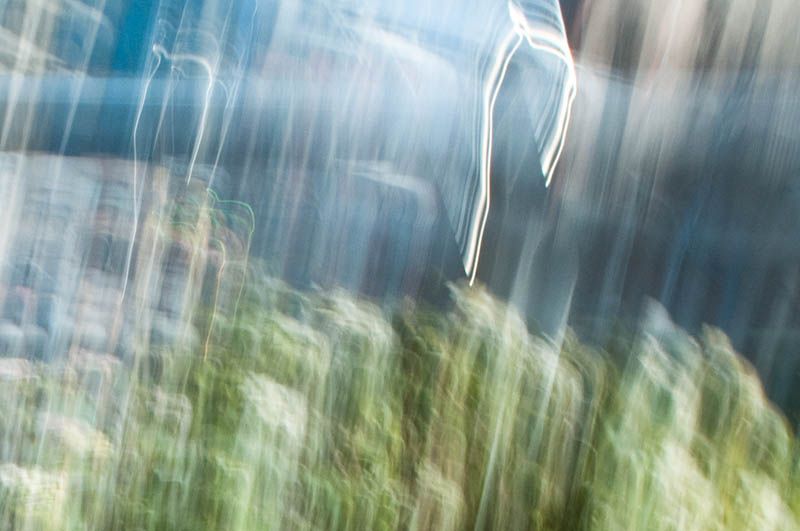 <b>手ブレ補正機能をONにした時の像の流れ方。ギザギザになって美しくない。揺らされたカメラは「ヤメテクレー!」と思ってるだろうね。ゴメン!</b>