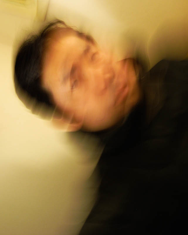 <b>「ボケ/ブレ不思議写真術」（雷鳥社刊）の著者近影用に撮影した写真。セルフポートレイト用に製品化しても面白いかもしれない</b>