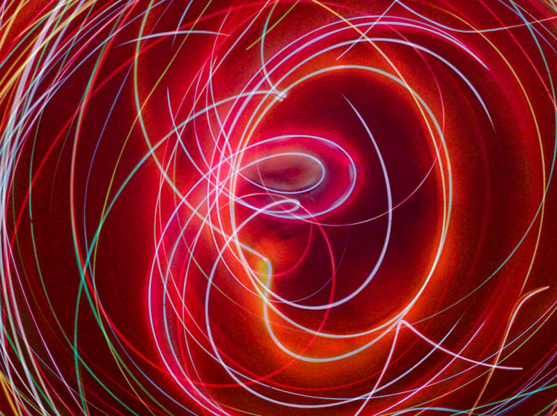 <b>赤や緑の小さな電球だが、カメラの方が動いているためにライン状になっている</b>