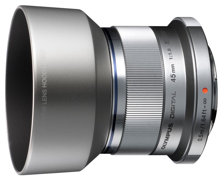 <b>専用レンズフードLH-40Bを装着したところ</b>