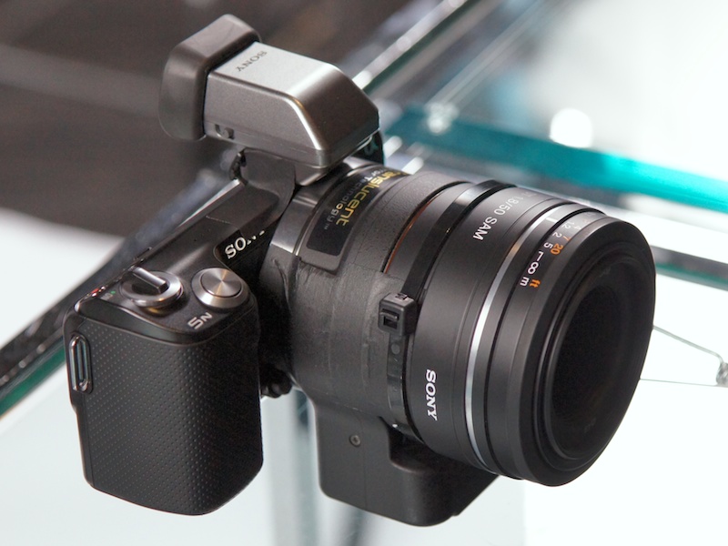 <b>新AマウントアダプターLA-EA2の使用例。EVFのFDA-EV1Sも会場に用意されていた。装着レンズは左がDT 50mm F1.8 SAM、右が100mm F2.8 Macro</b>
