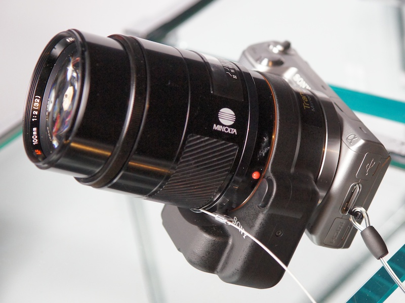 <b>新AマウントアダプターLA-EA2の使用例。EVFのFDA-EV1Sも会場に用意されていた。装着レンズは左がDT 50mm F1.8 SAM、右が100mm F2.8 Macro</b>