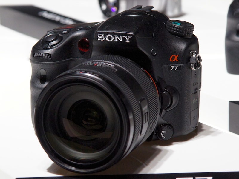 <b>α700以来、久しぶりの中級機の新製品となるα77</b>