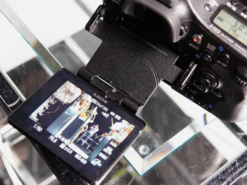 <b>3軸チルト液晶モニターを搭載</b>