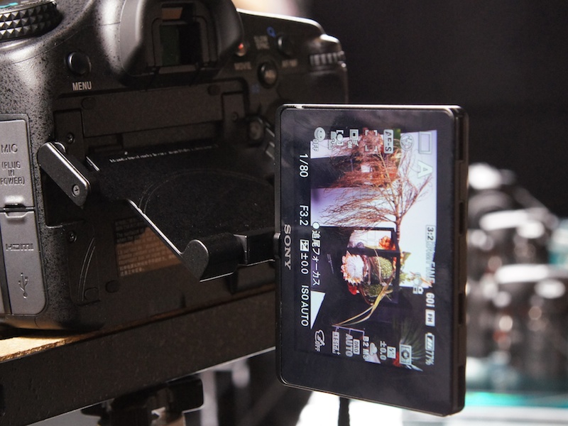 <b>手前に引き出して回転できるので、縦位置撮影時、雲台や縦位置グリップに干渉しにくい</b>