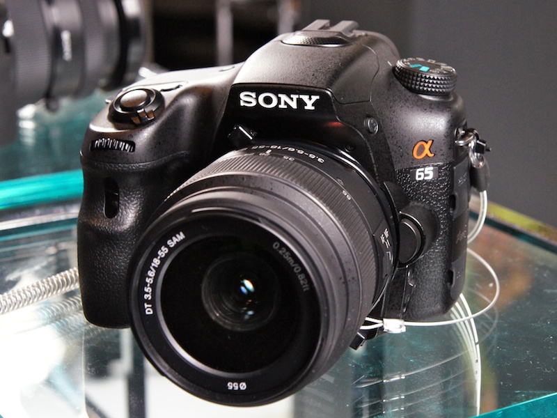 <b>エントリークラスのα65。従来機α55を引き継ぐ外観だが、一回り大きくなり、α55よりボタン配置に余裕が見られる</b>