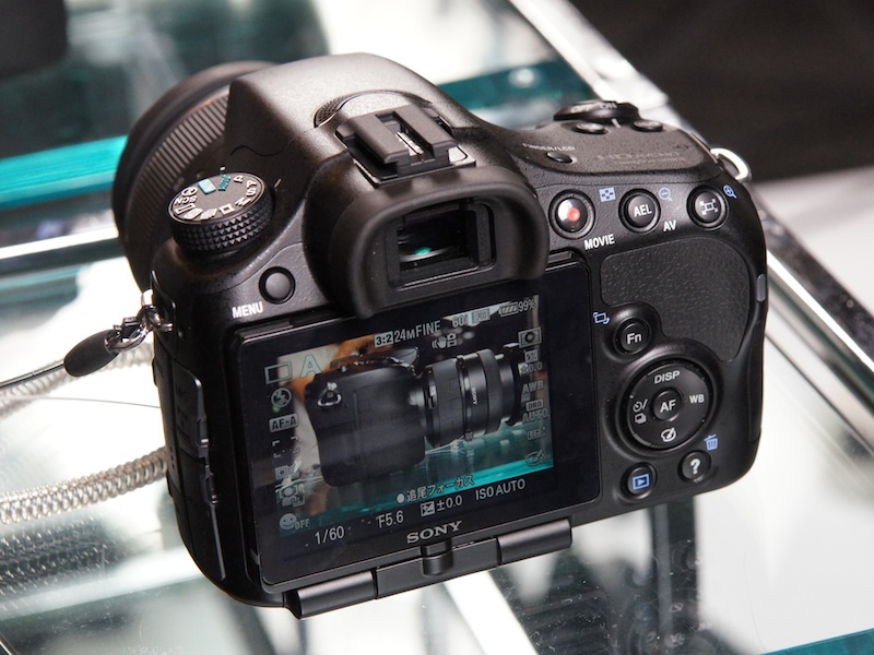 <b>エントリークラスのα65。従来機α55を引き継ぐ外観だが、一回り大きくなり、α55よりボタン配置に余裕が見られる</b>