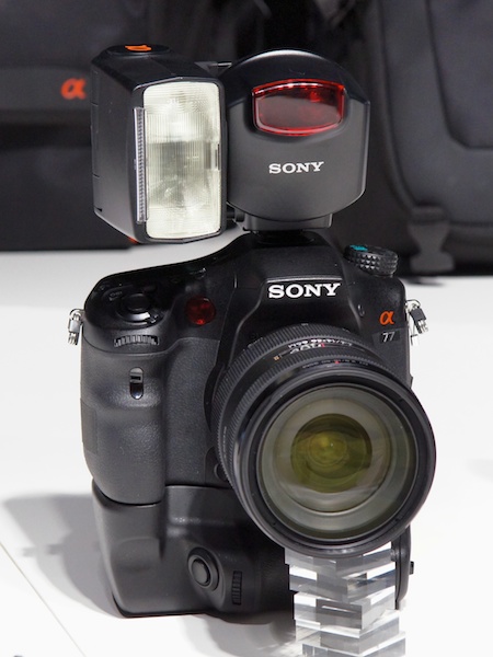 <b>α77に縦位置グリップのVG-C77AMとクリップオンストロボHVL-F43AMを装着</b>