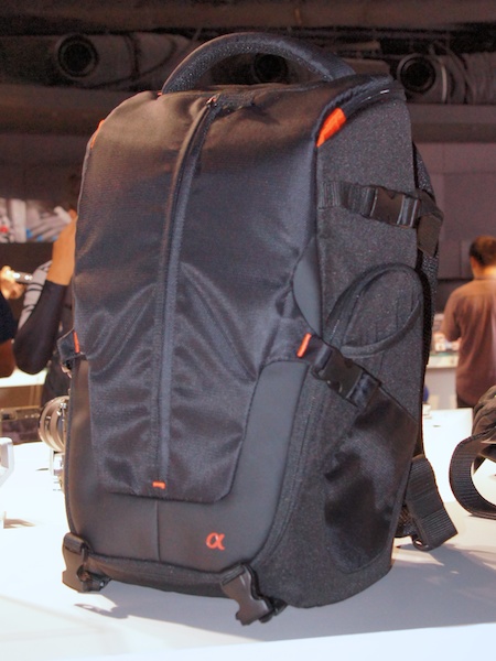 <b>一見スリングバッグのようなLCS-BP2。実際には上部と全部に開口部を持つ2気室タイプのバックパック。内部はシナバーカラー</b>