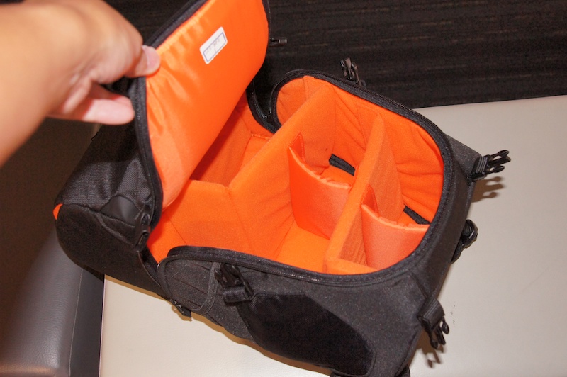 <b>一見スリングバッグのようなLCS-BP2。実際には上部と全部に開口部を持つ2気室タイプのバックパック。内部はシナバーカラー</b>