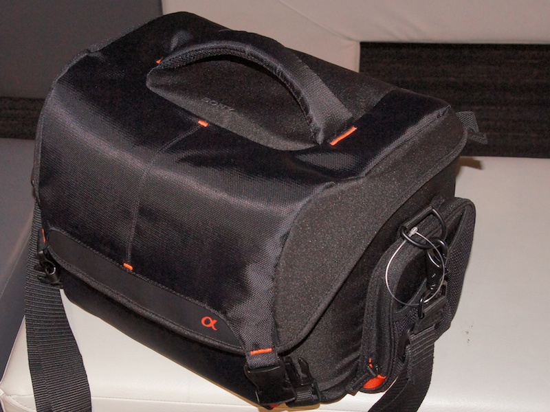 <b>ショルダーバッグのLCS-SC21。こちらも内部の配色として、αAマウント伝統のシナバーカラーを採用する</b>