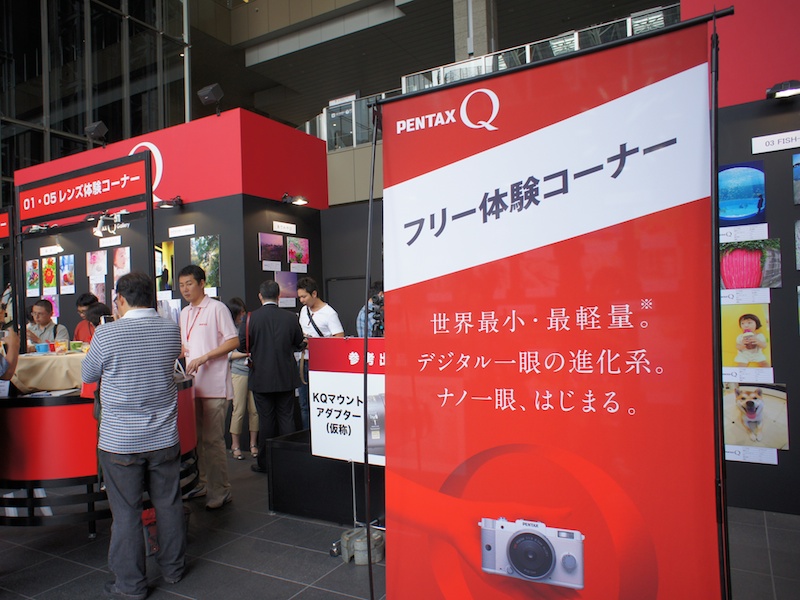 <b>JR大阪駅と直結するノースゲートビルのアトリウム広場で開催。小雨の中、多くの来場者がPENTAX Qを手にとっていた</b>