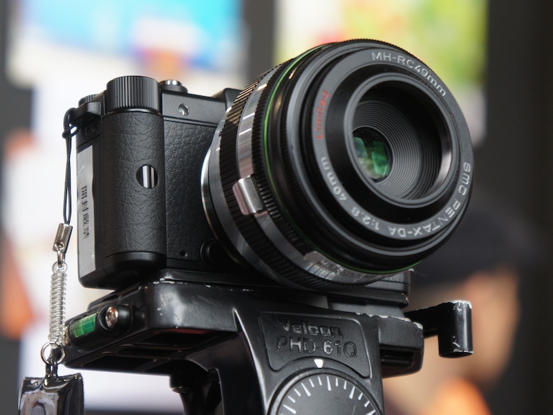 <b>KQマウントアダプター（仮称）を介して、DA 40mm F2.8 Limitedを装着している展示</b>