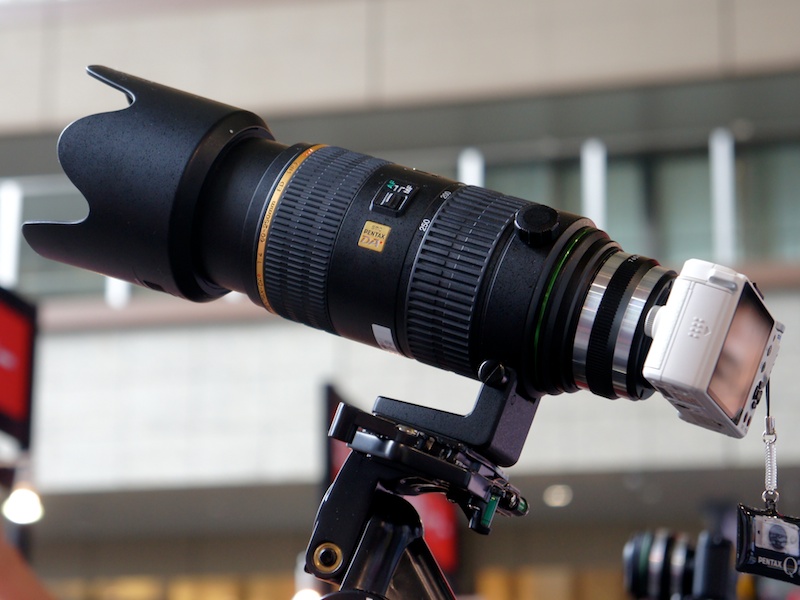 <b>隣にはDA★ 60-250mm F4 ED [IF] SDMをPENTAX Qに装着したデモ機が</b>