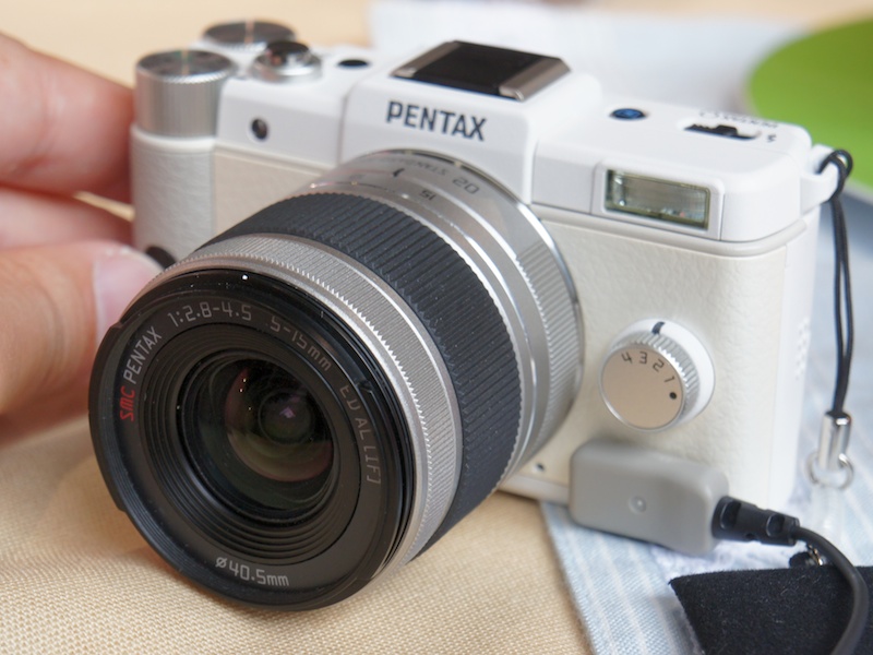 <b>PENTAX-02 STANDARD ZOOMも動作可能な個体を展示。同レンズを同梱したPENTAX Qダブルレンズキットも9月15日に発売。左はホワイトボディ、右はブラックボディとの組み合わせ例</b>