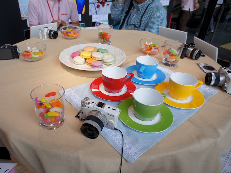 <b>本物のお菓子を並べた撮影コーナー</b>