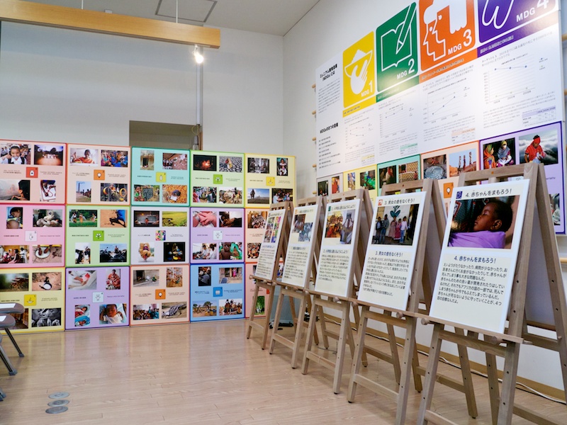 <b>Picture This：世界を写そう－ミレニアム開発目標（MDGs）写真展。国連大学内の地球環境パートナーシッププラザで行なわれたときの様子</b>
