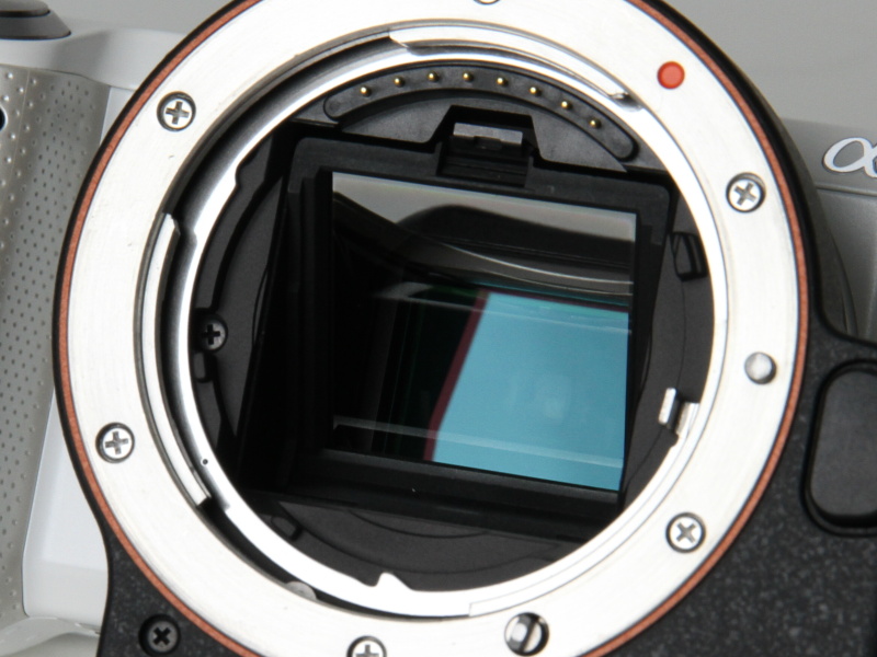 <b>トランスルーセントミラーテクノロジーを採用。ほぼ全てのAマウントレンズでAFが可能に</b>