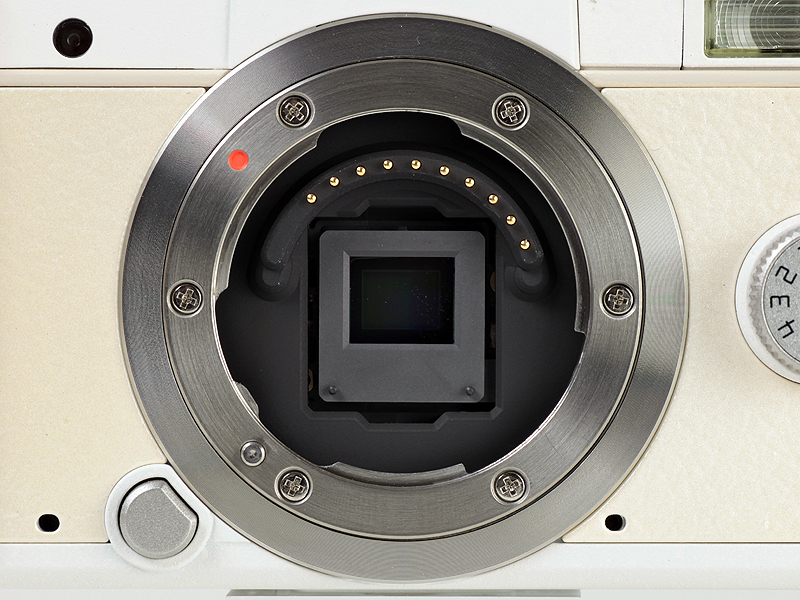 <b>マウント内。1/2.3型の撮像素子を採用。ボディ手ブレ補正機構やアンチダスト機能も備えている</b>