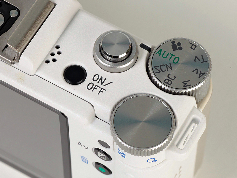 <b>シャッターボタン周り。シャッターボタンが高くなっているのが特徴</b>