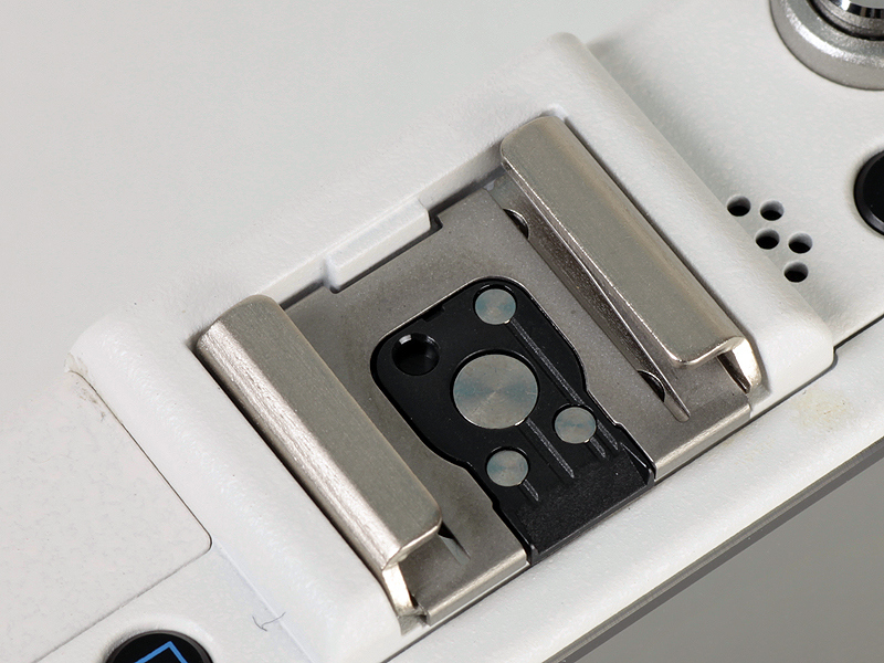 <b>ホットシューを備えている。純正アクセサリー「AF200FG」などのクリップオンストロボに対応</b>