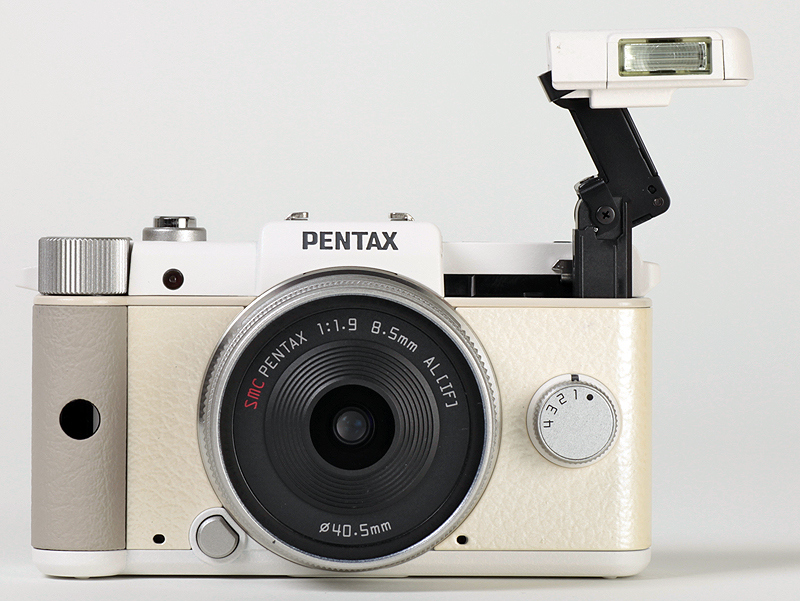 <b>斜めに飛び出すポップアップストロボもPENTAX Qの特徴。ポップアップさせなくても発光できる</b>