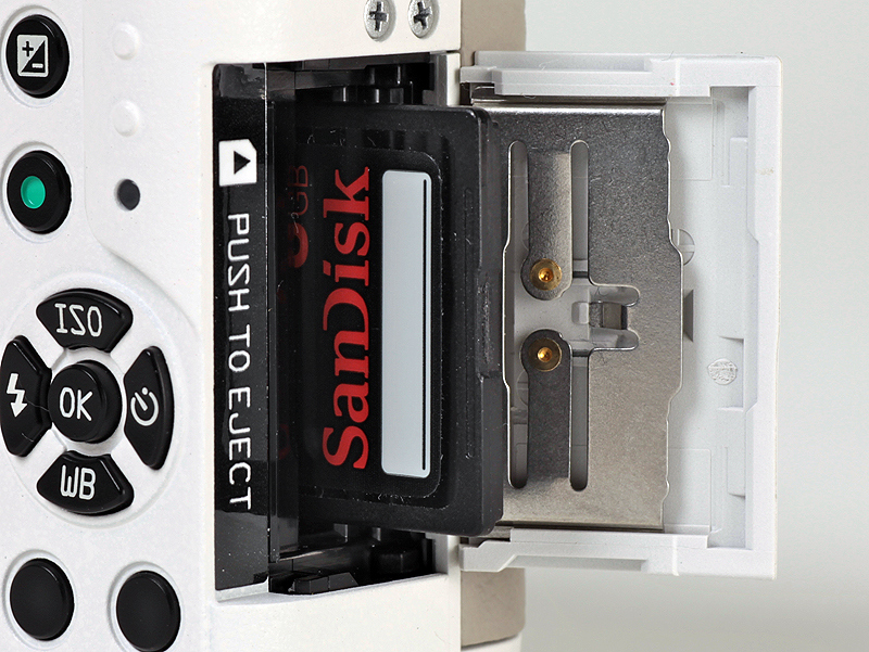 <b>記録メディアはSDXC/SDHC/SDメモリーカードに対応</b>