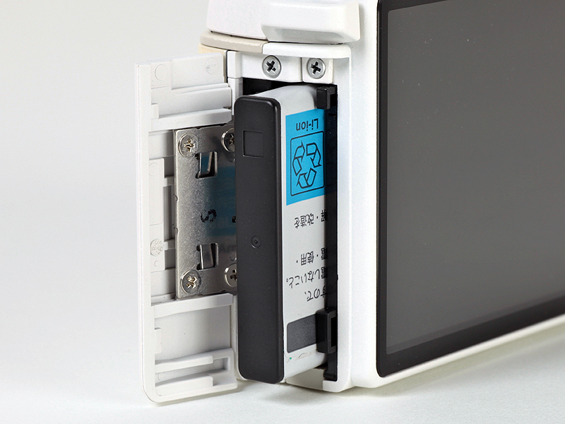 <b>バッテリーはDLI-68。ボディ横から挿入するのは珍しい</b>