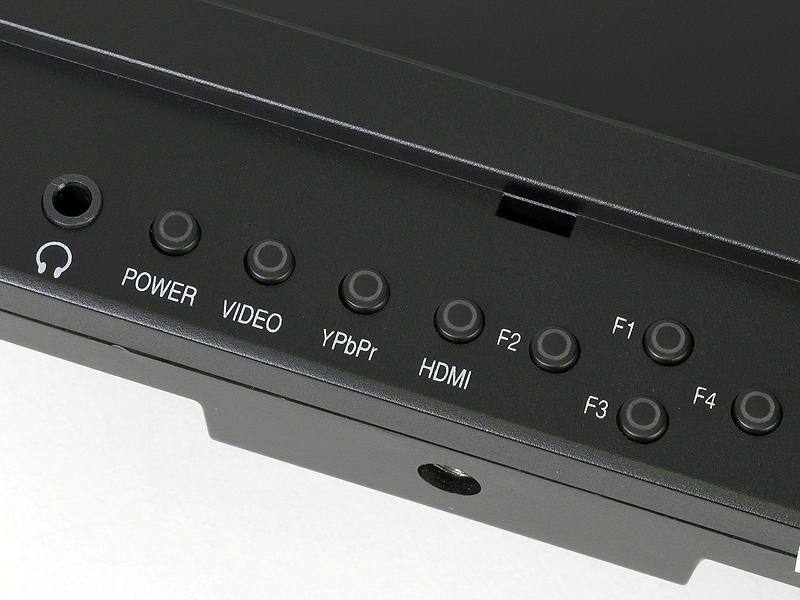 <b>前面のボタンは自照式で、選択していたり機能が有効になっていると光る。3.5mmのヘッドホン端子も装備</b>