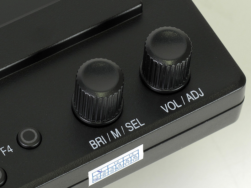 <b>ダイヤルは輝度や音量を調整できる（機能は変更可能）。また、メニュー調整に使用する</b>