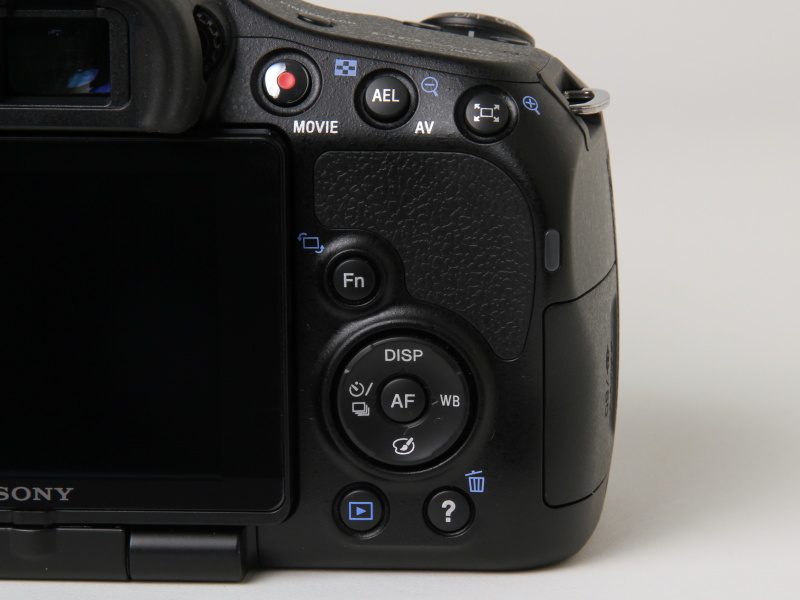 <b>背面右手側の操作部。α77に比べ、後ダイヤルなど一部を省略している</b>