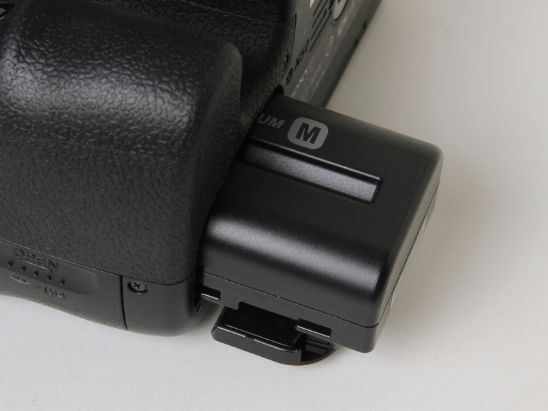 <b>バッテリー室。α77と同じく、α900、α700などと共通の「NP-FM500H」</b>