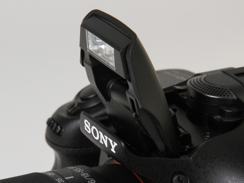 <b>内蔵ストロボをポップアップしたところ</b>