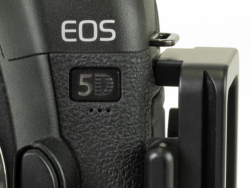 <b>側面の突起が縦位置でのボディを支える</b>