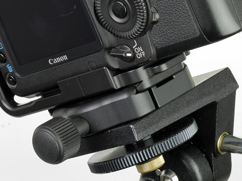 <b>クイックシューに装着したところ。この三脚は後述する「ハスキー三脚カークモデル」だ</b>