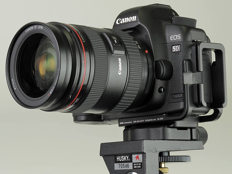 <b>クイックシューに装着したところ。この三脚は後述する「ハスキー三脚カークモデル」だ</b>