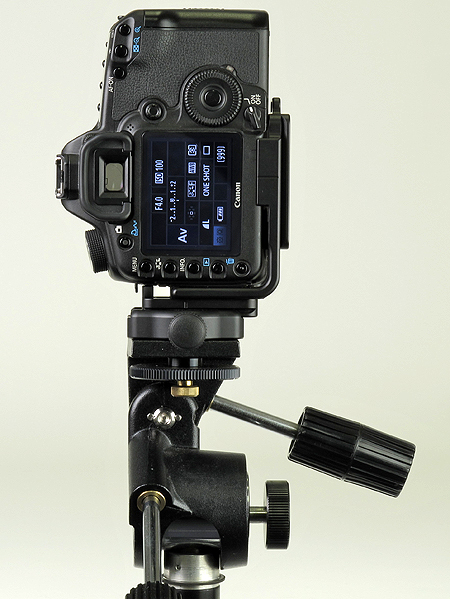 <b>L-ブラケットを使用すれば、縦位置時でもカメラの重心を三脚の中央に置ける</b>