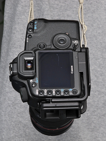 <b>BL-5DIIには底部にストラップ穴があるので、このようにカメラを縦に吊り下げることもできる</b>