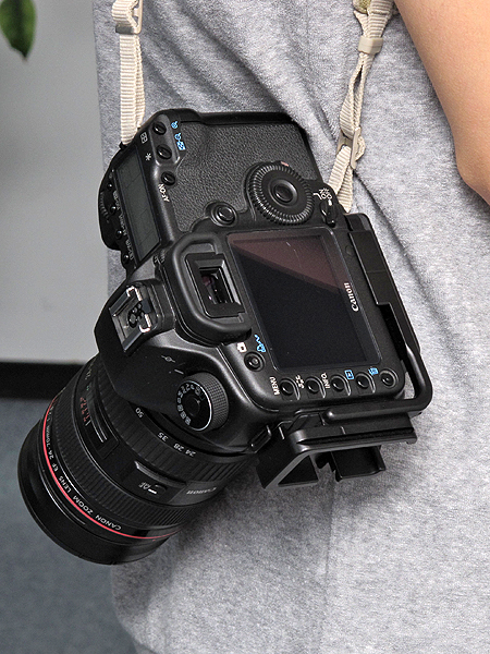 <b>BL-5DIIには底部にストラップ穴があるので、このようにカメラを縦に吊り下げることもできる</b>