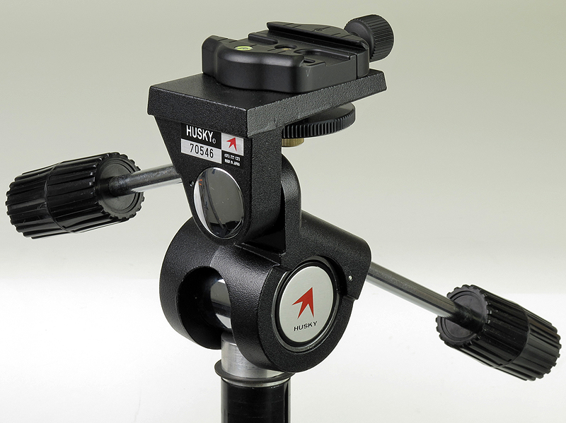 <b>雲台にカーク製クイックシュー「QRC-2.5」が装着されている。滑り止めのコルク無しで、直接雲台とクイックシューが接触しているのがポイントだ</b>